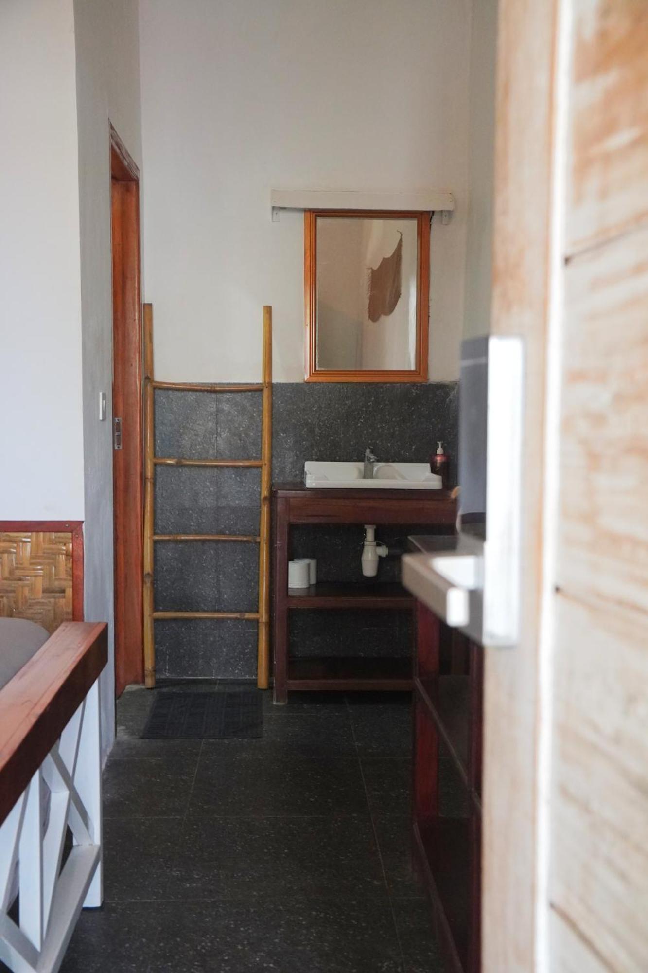 Tipsea Turtle Rooftop Hostel Gili Trawangan Exterior foto